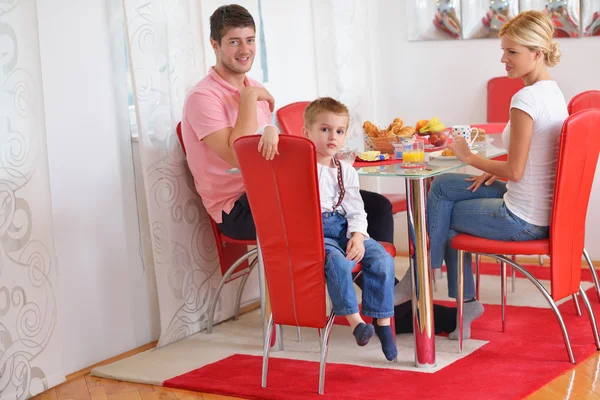 Familie frühstückt zu Hause gesund — Stockfoto