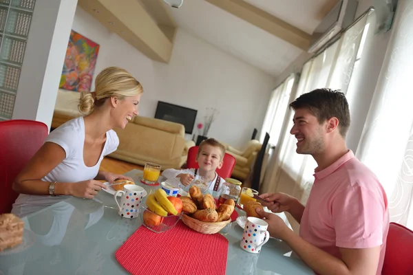 La familia tiene un desayuno saludable en casa Fotos De Stock Sin Royalties Gratis