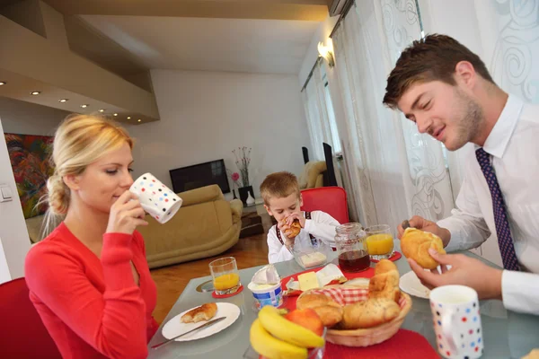 La familia tiene un desayuno saludable en casa — Foto de Stock