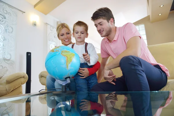 Familjen ha roligt med globe — Stockfoto