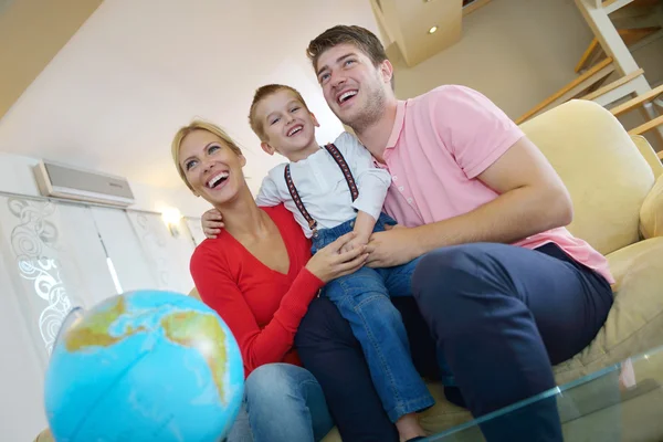 Famille amusez-vous avec globe — Photo