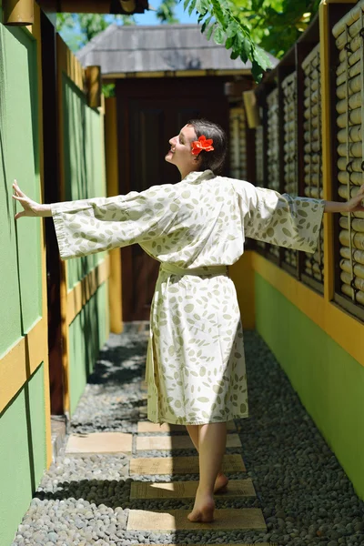 Vrouw bij spabehandeling, tropische resort — Stockfoto