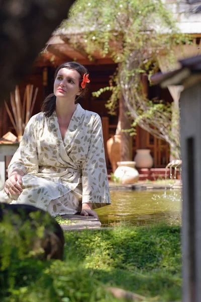 Mujer en la fuente, centro turístico tropical — Foto de Stock