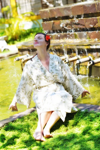 Žena u fontány, tropický resort — Stock fotografie