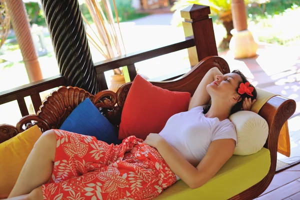 Mujer descansando en el sofá, centro turístico tropical —  Fotos de Stock
