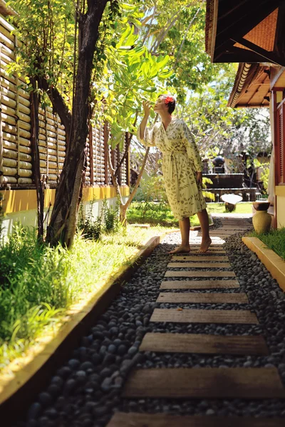 Woman at tropical resort — Stock Photo, Image