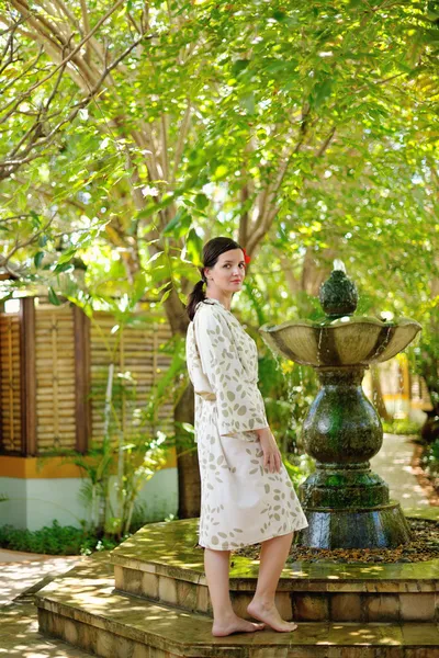 Woman at fountain,tropical resort — Stock Photo, Image