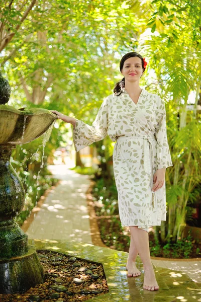 Woman at fountain,tropical resort — Stock Photo, Image