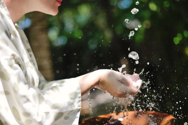Wasser auf Frauenhände — Stockfoto