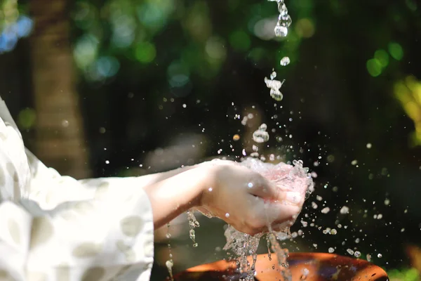 Water op vrouw handen — Stockfoto