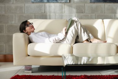 Tablet kullanan kadın