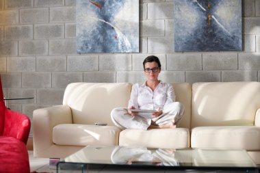 Tablet kullanan kadın