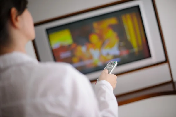 Mulher assistindo tv — Fotografia de Stock