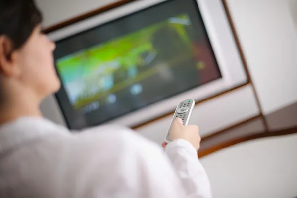 Woman watching tv — Stock Photo, Image