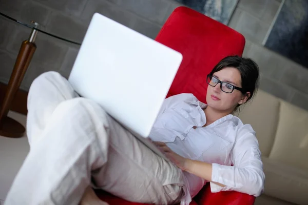 Frau benutzt Laptop — Stockfoto