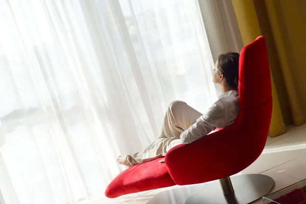 Mulher relaxar em casa — Fotografia de Stock