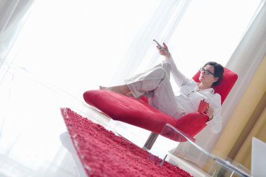 TV uzaktan kullanan kadın