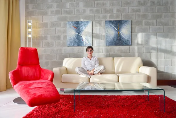 Donna Relax sul divano — Foto Stock