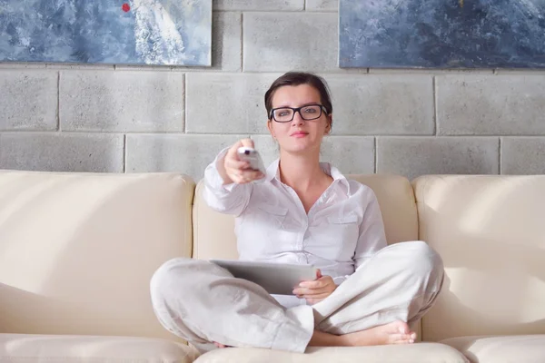 Mujer usando control remoto de televisión — Foto de Stock