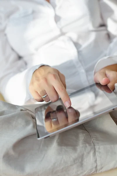 Kobieta stosująca tabletkę pc — Zdjęcie stockowe