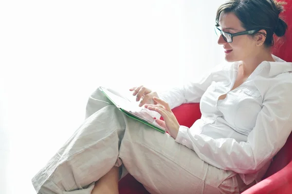 Mujer usando tableta pc — Foto de Stock