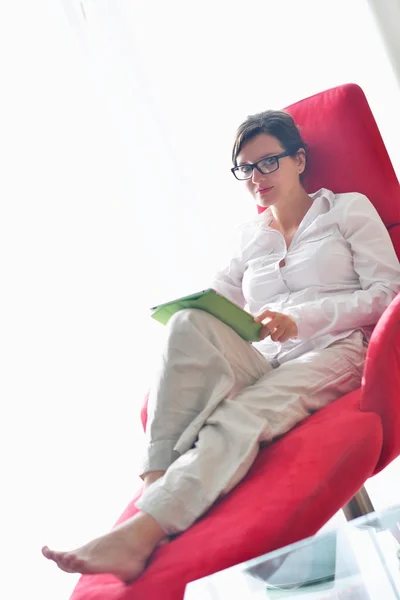 Woman using a laptop computer — Stock Photo, Image