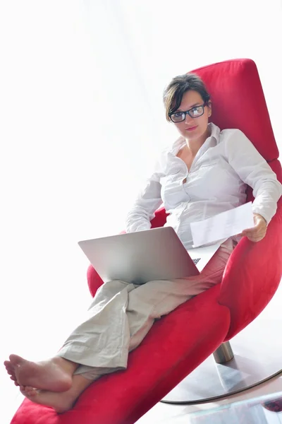 Mulher usando um computador portátil — Fotografia de Stock