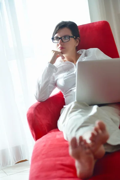Mujer usando una computadora portátil en casa — Foto de Stock