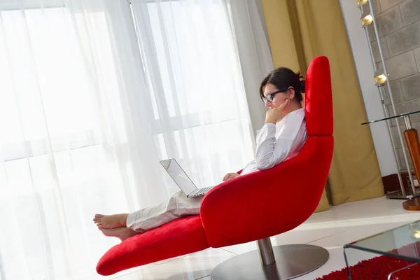 Mulher usando um computador portátil — Fotografia de Stock