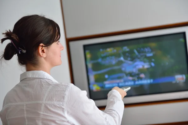 Mujer relajarse viendo la televisión —  Fotos de Stock