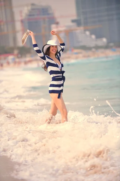 Mulher bonita feliz desfrutando de férias de verão — Fotografia de Stock