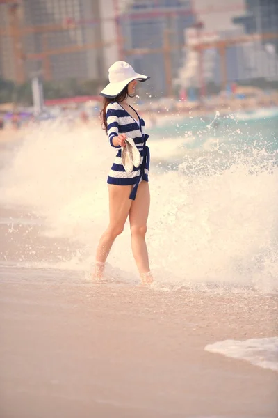 Feliz hermosa mujer disfrutando de vacaciones de verano —  Fotos de Stock