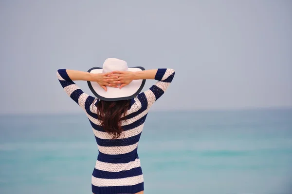 Mujer disfrutando de vacaciones de verano —  Fotos de Stock