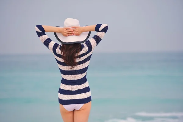 Frau genießt Sommerurlaub — Stockfoto