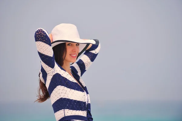 Mujer disfrutando de vacaciones de verano —  Fotos de Stock