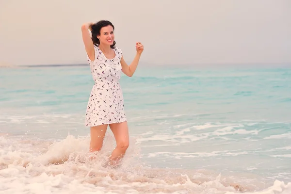 Vrouw aan het strand — Stockfoto