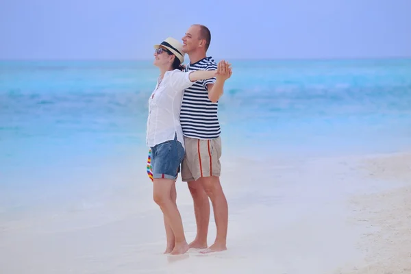 Paar in liefde op het strand — Stockfoto
