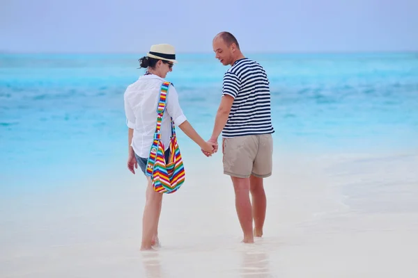 Paar spaziert am Strand — Stockfoto