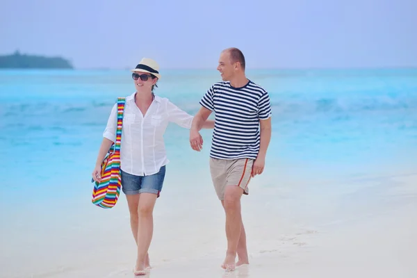 Pareja caminando en la playa — Foto de Stock