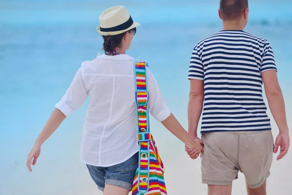 Casal caminhando na praia — Fotografia de Stock