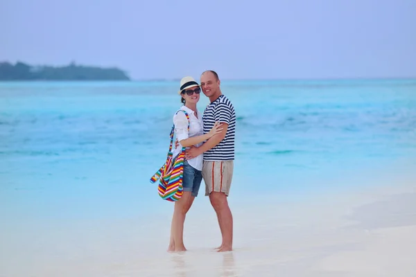 Paar knuffelen op strand — Stockfoto