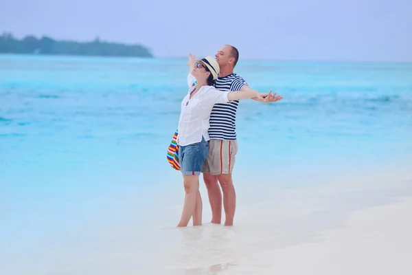 Para zakochanych na plaży — Zdjęcie stockowe