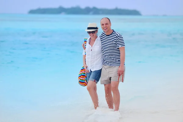 Paar wandelen op het strand — Stockfoto