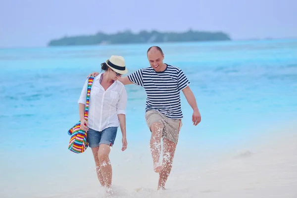 Coppia a piedi in spiaggia — Foto Stock