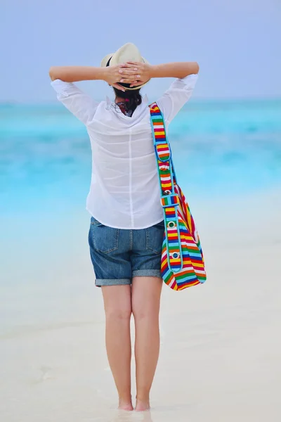 Mujer disfrutar de vacaciones de verano —  Fotos de Stock