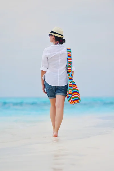 Mujer disfrutar de vacaciones de verano —  Fotos de Stock