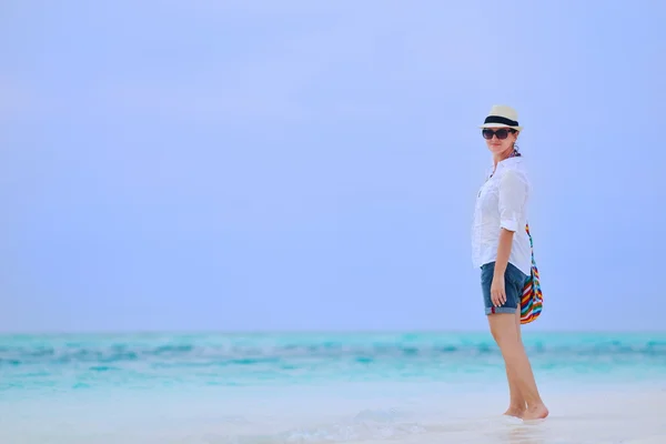 Vrouw genieten van de zomervakantie — Stockfoto