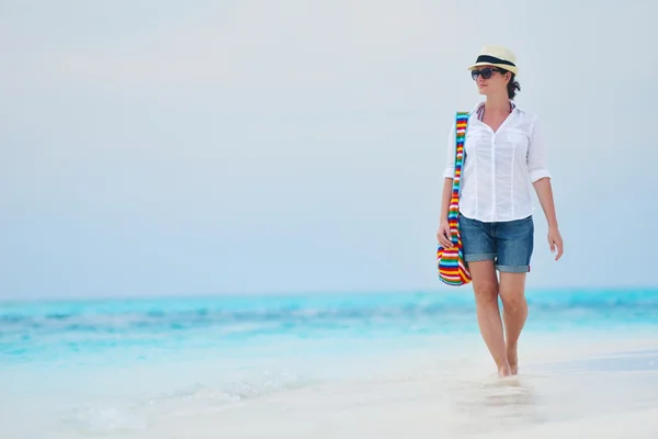 女性は、夏の休暇を楽しむ — ストック写真