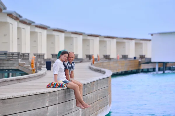 Paar hebben plezier op strand — Stockfoto
