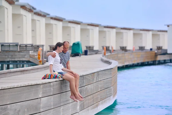 Coppia divertirsi in spiaggia — Foto Stock